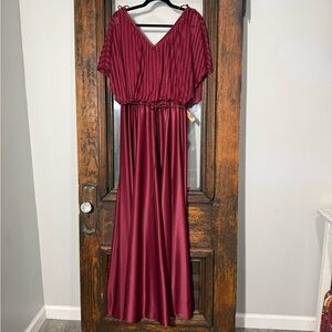Elegant Burgundy Maxi Dress